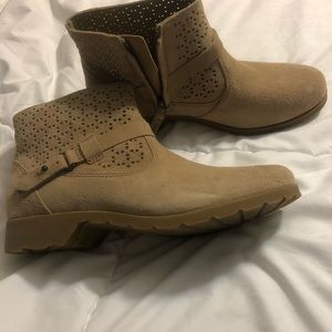 NWOT Teva waterproof leather boots